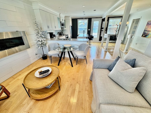 Cozy, Relaxing, Center City Retreat with Private Rooftop Deck!