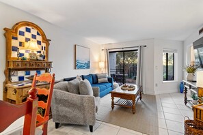 Smart TV - Beach, Indoor and Outdoor Pools, Hot tub, Tennis walk Coligny Plaza! (Hilton Head Island)