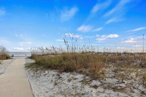 Nära stranden och solstolar