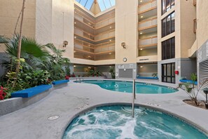 Inomhuspool och utomhuspool