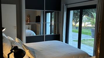 4 slaapkamers, een strijkplank/strijkijzer, reisbedje, wifi