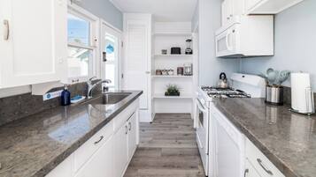 2 bedrooms, iron/ironing board, free WiFi