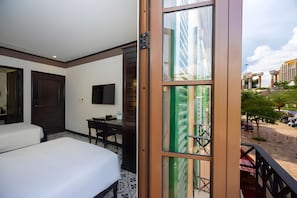 Habitación superior con 2 camas individuales, 2 camas individuales, vistas a la ciudad | Minibar (con algunos artículos gratuitos), escritorio, wifi gratis