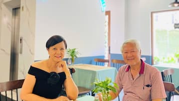 每日供應吃到飽早餐 (每人 VND150000)