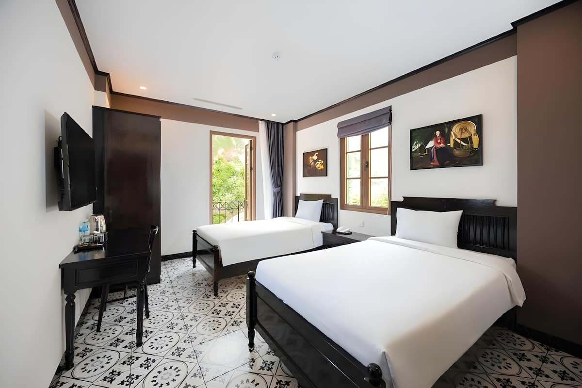 Free minibar items, desk, free WiFi, bed sheets