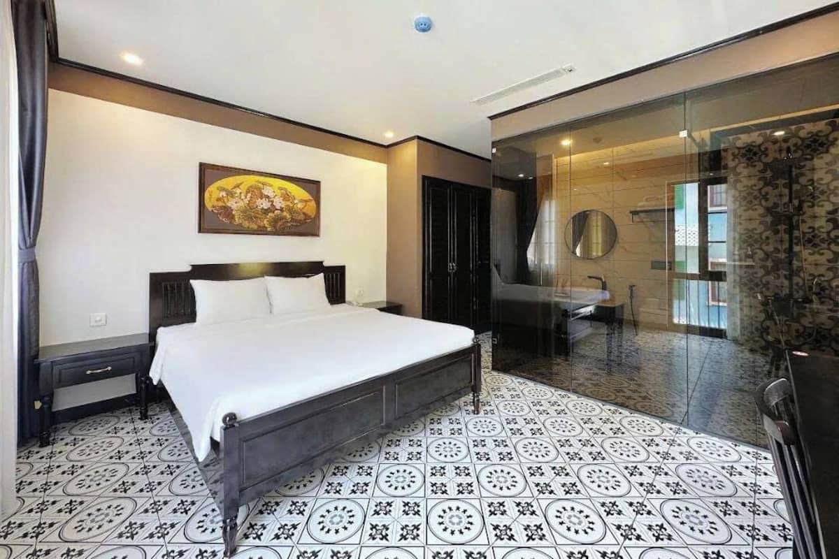 Chambre supérieure double, vue partielle sur la mer | Minibar contenant certains articles gratuits, bureau