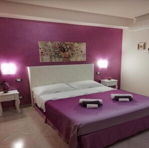 1 habitación, tabla de planchar con plancha y ropa de cama 
