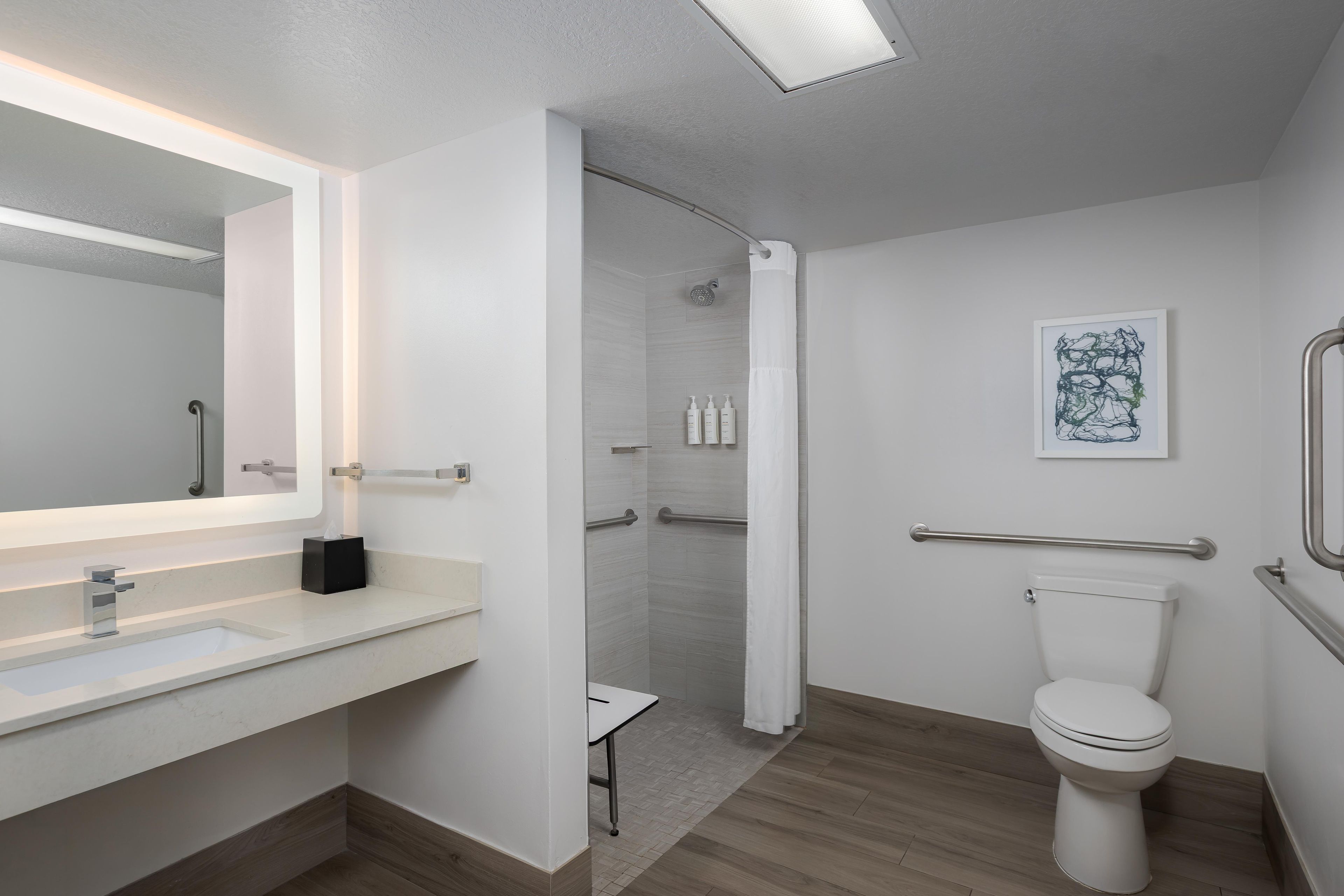 Ein modernes Badezimmer mit Dusche, Toilette und Waschtisch.
