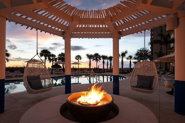 Una piscina al aire libre de temporada