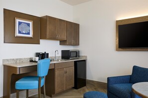 Mini-Kühlschrank, Mikrowelle, Wasserkocher mit Kaffee-/Teezubehör