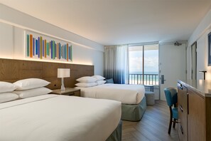 Ropa de cama hipoalergénica y caja de seguridad en la habitación