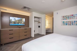 Ropa de cama hipoalergénica y caja de seguridad en la habitación