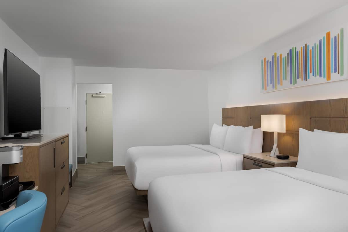Habitación, 2 camas de matrimonio, frente al mar (Balcony or Patio) | Ropa de cama hipoalergénica, caja fuerte, cortinas opacas