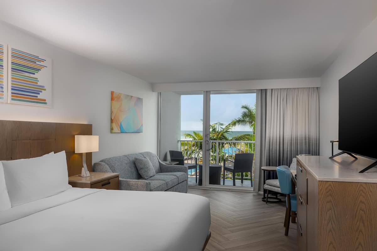 Habitación, 1 cama de matrimonio grande, balcón, frente al mar | Zona de estar | Smart TV de 55 pulgadas con canales por cable, Netflix