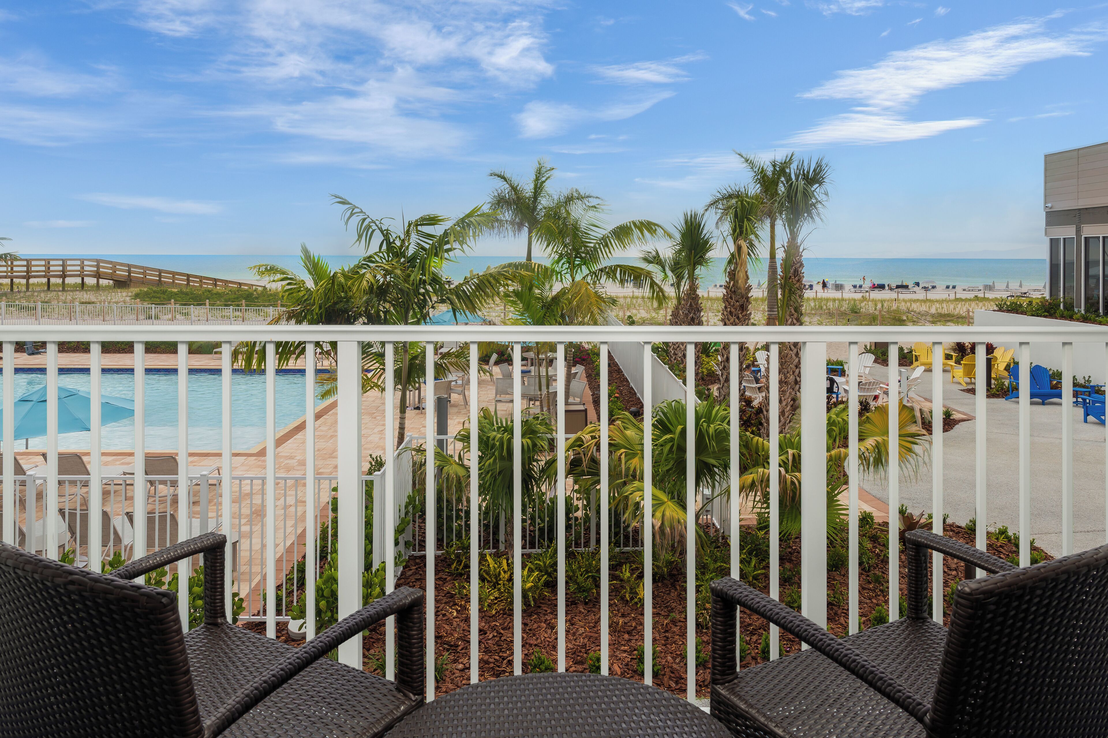 Ein Poolbereich mit Blick auf Strand und Meer.