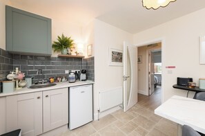 Hus | Eget kjøkken | Kjøleskap, mikrobølgeovn, vannkoker og brødrister