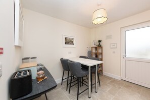 House | Dining - 2br-sleeps4-parking-nearcork-6mintoairport (Castletreasure)