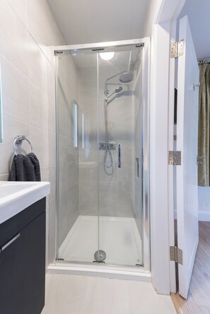 House | Bathroom - 2br-sleeps4-parking-nearcork-6mintoairport (Castletreasure)