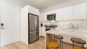 Kjøleskap, mikrobølgeovn, ovn og kokeplater