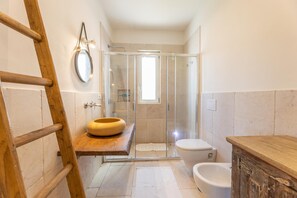 Dusche, Haartrockner, Bidet, Handtücher