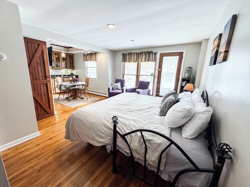 Cozy Historic Schoolhouse by Otisco Lake/5bedroom