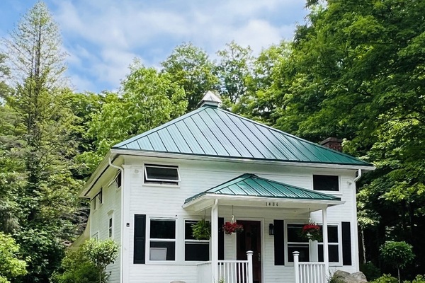 Escape to the tranquil Lakeside retreat that offers the best of nature's beauty