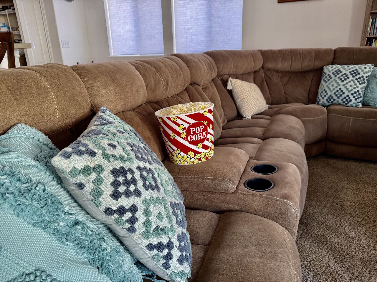 Smart TV, chimenea y libros 