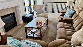 Smart TV, chimenea y libros