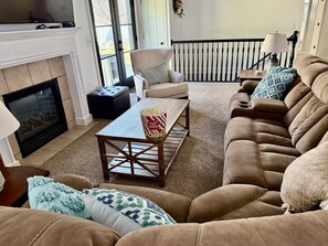 Smart-TV, Kamin, Bücher