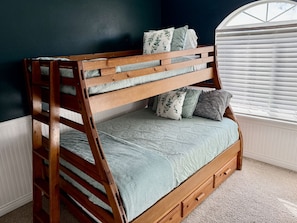 5 chambres, bureau, fer et planche à repasser, lit de bébé portatif