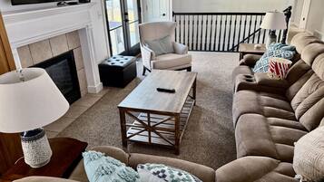 Smart TV, chimenea y libros