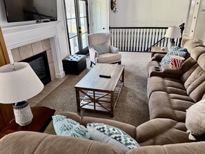 TV connectée, cheminée, livres