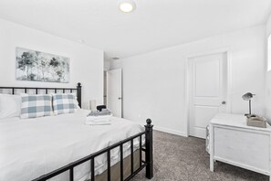 3 habitaciones, tabla de planchar con plancha y cuna de viaje 