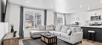 Garage, Pools, Pickleball Near American Fork Canyon