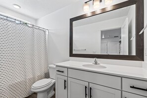 Sèche-cheveux, serviettes fournies