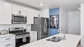 Jääkaappi, mikroaaltouuni, uuni, liesi