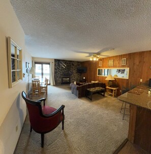 Fernseher, Kamin, Tischfußball, Bücher