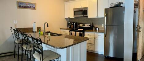 Refrigerador, microondas, horno, placa de cocina