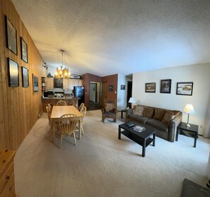 Télévision, cheminée, baby-foot, livres