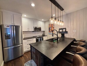 冷蔵庫、電子レンジ、オーブン、コンロ