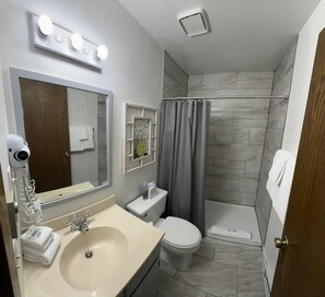 Douche, sèche-cheveux, serviettes fournies