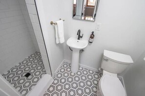 SĂšche-cheveux, serviettes fournies, savon, papier toilette