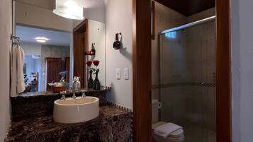 Vila | Banheiro | Chuveiro, secador de cabelo, toalhas de banho, sabonete