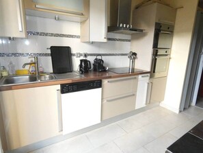 Een koelkast, een microgolfoven, een oven, een kookplaat