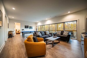 Smart-TV, DVD-spiller og kontorer