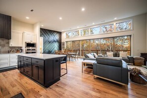 Una Smart TV, un reproductor de DVD, una oficina