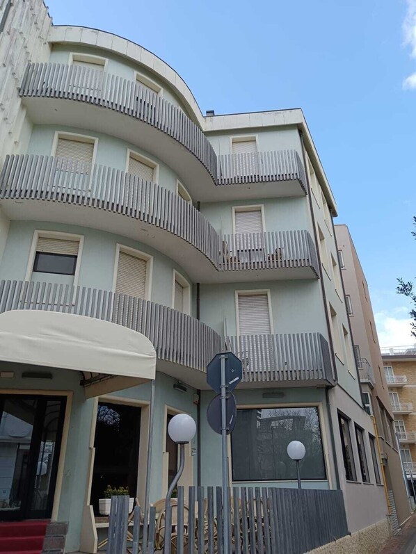 Mặt tiền nơi lưu trú