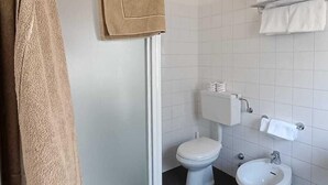 クラシック 4 人部屋 | バスルーム | タオル、石鹸、シャンプー、トイレットペーパー
