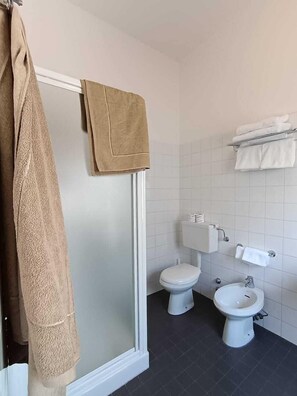 Classic-Vierbettzimmer | Badezimmer