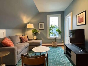 Smart TV - The Cascade Crib: Portland Vibes, Homey Feel (Portland)
